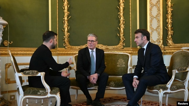 Presidenti i Ukrainës Volodymyr Zelenskyy, Kryeministri i Britanisë Keir Starmer dhe Presidenti i Francës Emmanuel Macron bisedojnë në kuadër të takimit të nivelit të lartë që u mbajt në Lancaster House në qendër të Londrës, 2 mars 2025.