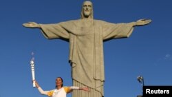 Cristo Redentor com a tocha olímpica nas mãos de Isabel Barroso, antigo voleibolista