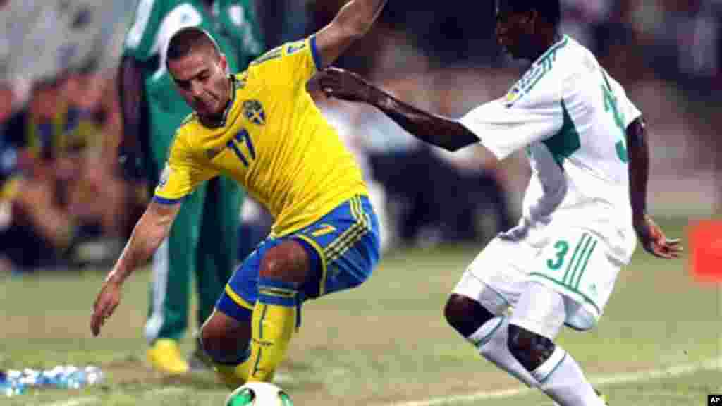 Mirza Halvadzic of Sweden vies for the ball against Samuel Okon of Nigeria during a semifinal match of the World Cup U-17 in Dubai.