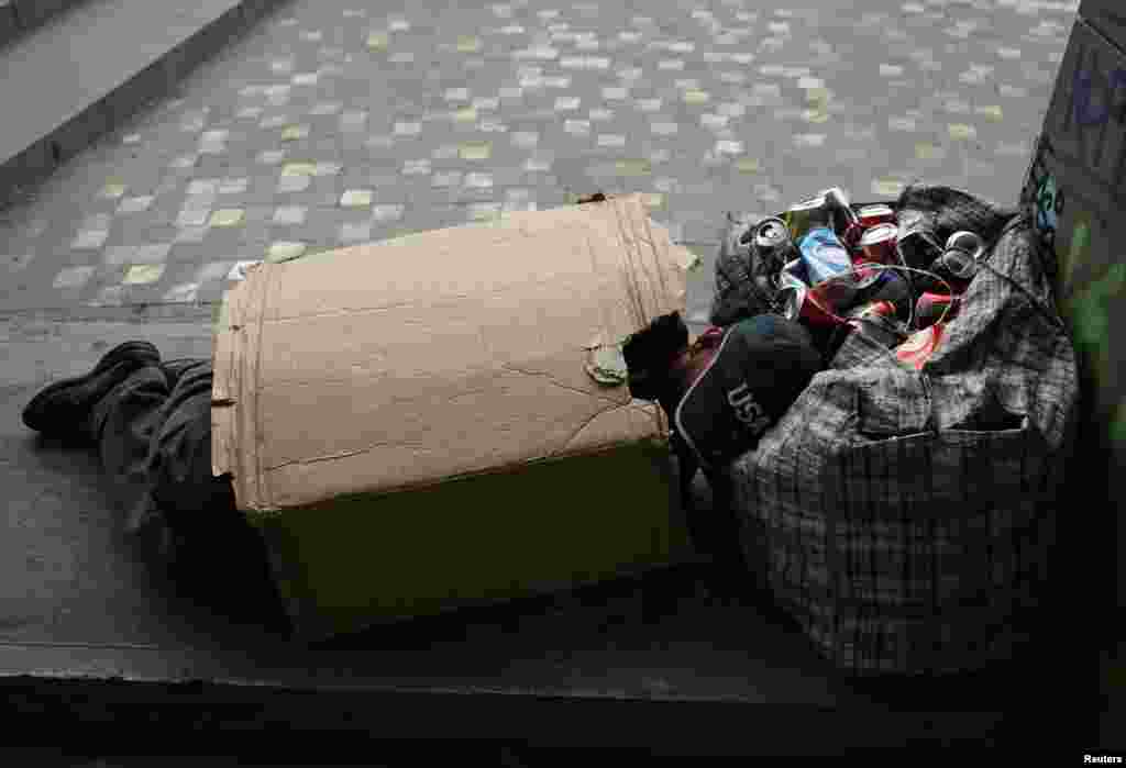 چار سال قبل یونان میں قرضوں کے بحران کے باعث لاکھوں لوگ اپنی نوکریوں سے ہاتھ دھو بیٹھے اور نہ صرف بے روزگاری بلکہ بے گھر افراد کی تعداد میں بھی قابل ذکر اضافہ ہوا۔