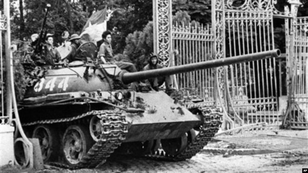 Xe tăng của quân đội miền Bắc Việt Nam tiến vào dinh Ðộc Lập ngày 30/4/1975.