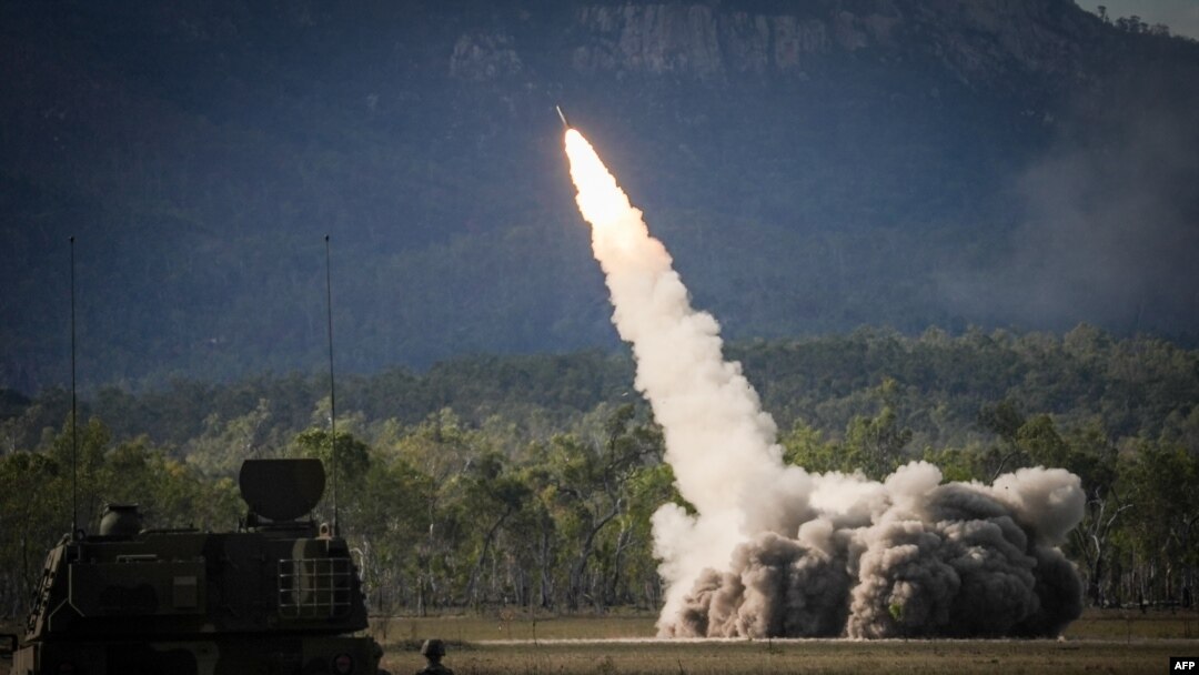 Ilustracija: Ispaljivanje rakete iz HIMARS sistema tokom vojnih vežbi SAD i Australije, 22. jula 2023. (Foto: AFP/Andrew Leeson)