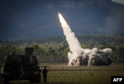 Sebuah rudal ditembakkan dari sistem HIMARS militer AS dalam latihan militer bersama Talisman Sabre dengan Australia di Shoalwater Bay, Australia, 22 Juli 2023. (Foto: Andrew Leeson/AFP)