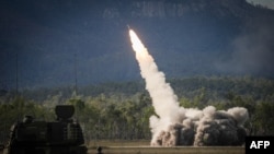 Một phi đạn được phóng từ hệ thống Rốc-két Pháo binh Cơ động Cao HIMARS tại một cuộc tập trận ở Úc ngày 22/7/2023.