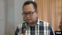 Mantan Koordinator Kelompok Kerja Tim Transisi Jokowi-JK, Arif Satria, dalam wawancara di Jakarta (8/8). (VOA/Iris Gera)