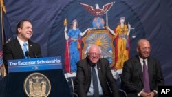 El gobernador de Nueva York, Andrew Cuomo, acompañado del senador de Vermont, Bernie Sanders, y del presidente de la Junta de Administradores de la Universidad de la Ciudad de NY, William C. Thompson.