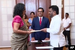 Anggota parlemen dari Partai Kekuatan Rakyat Nasional Harini Amarasuriya, 54 tahun, kiri, mengambil sumpah jabatan perdana menteri di hadapan Presiden Anura Kumara Dissanayake, di Kolombo, Sri Lanka, pada 23 September 2024. (Foto: via AP)