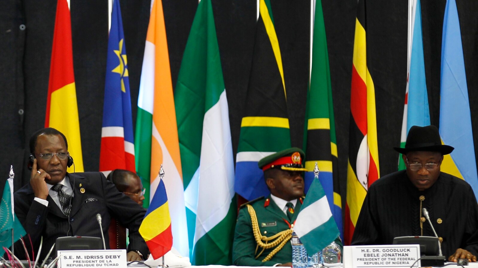 Chad's President Idriss Deby (L) and his Nigerian counterpart Goodluck Jonathan (R) at the Africa Union Peace and Security Council Summit on Terrorism, Kenyatta International Convention Centre, Nairobi, Sept. 2, 2014.