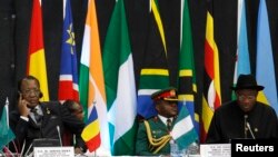 Chad's President Idriss Deby, left, and his Nigerian counterpart Goodluck Jonathan at the Africa Union Peace and Security Council Summit on Terrorism, Kenyatta International Convention Centre, Nairobi, Sept. 2, 2014.