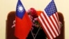 Bendera Taiwan dan AS di tempat pertemuan antara legislator AS dan Taiwan di Taipei, Taiwan 27 Maret 2018. (Foto: Reuters)