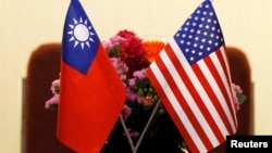 Bendera Taiwan dan AS di tempat pertemuan antara legislator AS dan Taiwan di Taipei, Taiwan 27 Maret 2018. (Foto: Reuters)