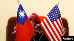 资料照：2018年美台议员在台北举行会谈前会场上的美台旗帜 （2018年3月27日）
