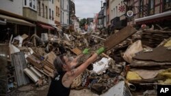 Arhiva - Žena rasčišćava krhotine u centru grada Bad Nojenhar-Arvajler, Nemačka, nakon obilnih kiša i bujuca koje su pogodile zapadnu Nemačku i Belgiju, 19. jula 2021.