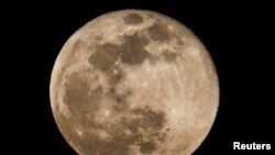 Una superluna observada en Ascalón, Israel, el 27 de abril de 2021.