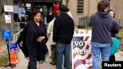 Los votantes acudieron a las urnas el tres de noviembre para elegir dos gobernadores, alcaldes y autoridades intermedias. 