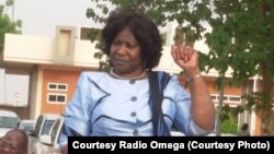 Mme Sankara Sankara à son arrivée à l'aeroport de Ouagadougou, jeudi 14 mai, 2015. Courtesy Radio Omega