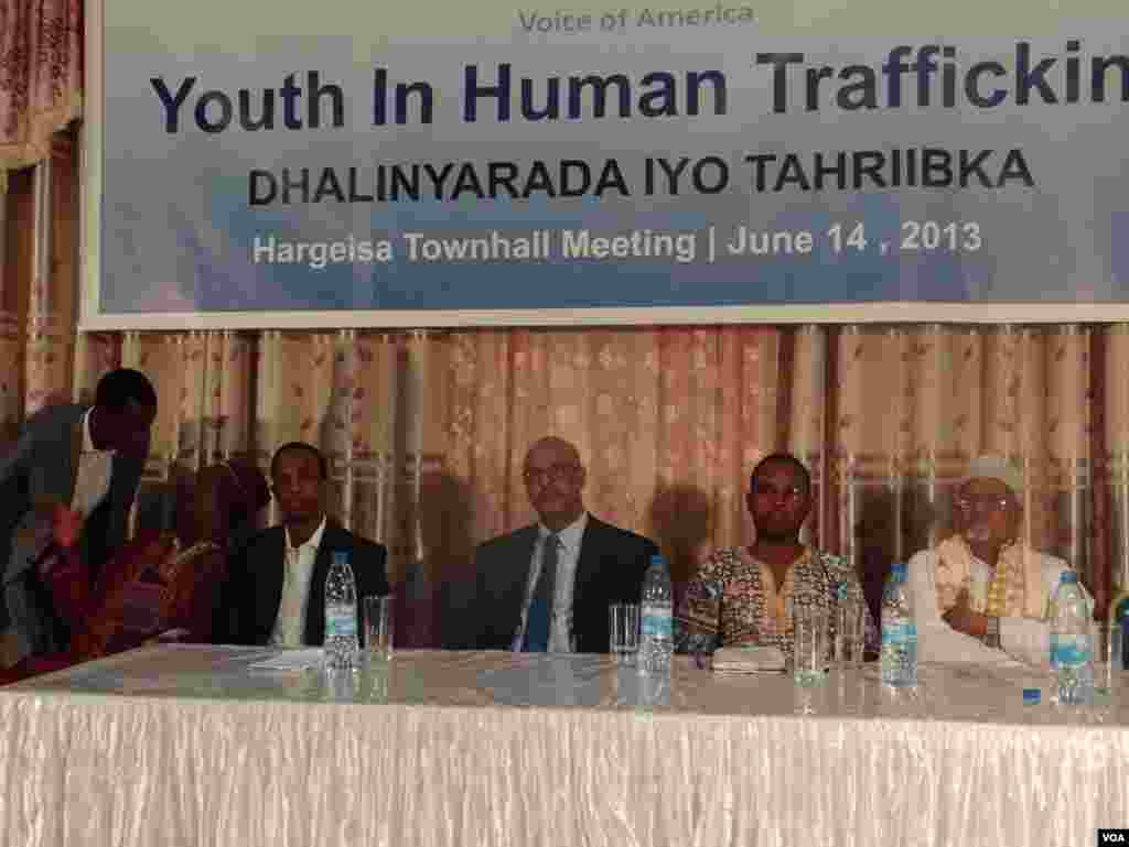Laanta Af-Soomaaliga ee VOA oo &quot;Kulan Dadweyne&quot; oo looga hadlayo Dhalinyarada iyo Tahriibka ku qabatay magaalda Hargeysa, June 14, 2013.
