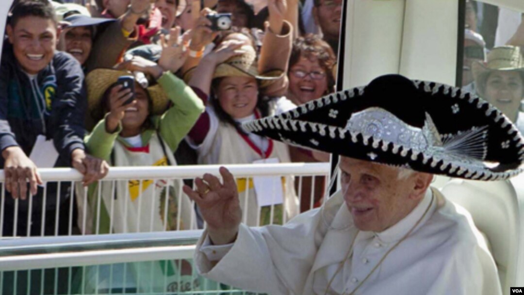 Paus Benediktus XVI dengan mengenakan topi khas Meksiko 'sombrero' melambai kepada warga Meksiko sebelum acara Misa di Taman Bicentennial dekat kota Silao, Meksiko (25/3).