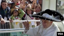 Paus Benediktus XVI dengan mengenakan topi khas Meksiko 'sombrero' melambai kepada warga Meksiko sebelum acara Misa di Taman Bicentennial dekat kota Silao, Meksiko (25/3).