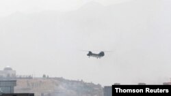 پرواز هلی کوپتر ترابری نظامی بر فراز کابل. یکشنبه ۱۵ اوت