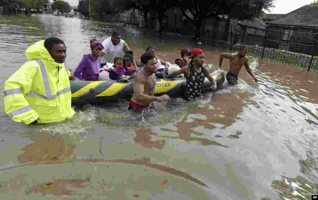 Les secours évacuent les habitants dont les maisons sont inondées, Houston, Texas, 18 avril 2016.