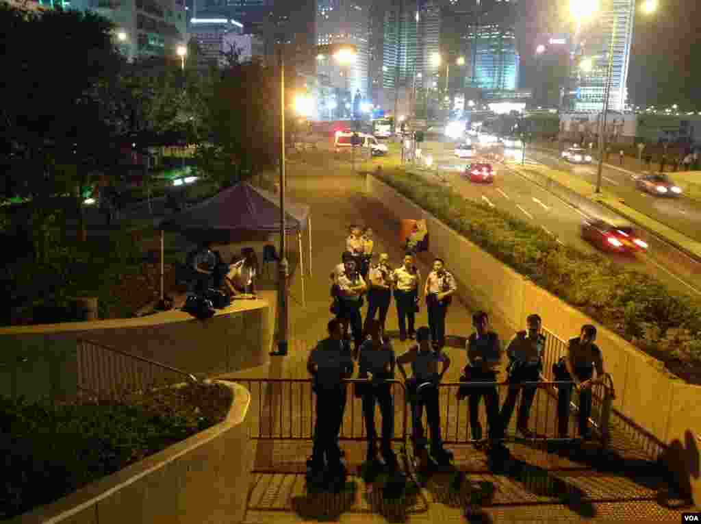 数千香港学生市民在金钟聚会 (美国之音海彦 拍摄) 