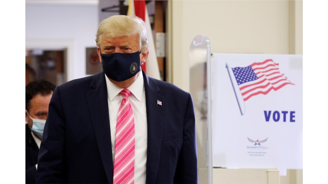 Američki predsjednik Donald Trump sa maskom na licu odlazi nakon glasanja na predsjedničkim izborima 2020. u biblioteci okruga Palm Beach u West Palm Beachu, SAD, 24. oktobra 2020. REUTERS / Tom Brenner