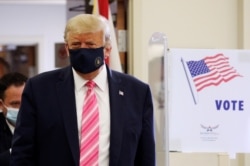 Američki predsjednik Donald Trump sa maskom na licu odlazi nakon glasanja na predsjedničkim izborima 2020. u biblioteci okruga Palm Beach u West Palm Beachu, SAD, 24. oktobra 2020. REUTERS / Tom Brenner