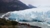 Para turis menonton gletser Perito Moreno Glacier di taman nasional Los Glaciares, dekat El Calafate, Santa Cruz, Argentina.&nbsp;