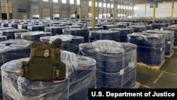 وزارت خارجۀ ایالات متحده گفته است که این مواد در ۱۳۰۰ بیرل آبی رنگ جابجا شده بود.