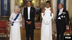 Prezidan ameriken an Barack Obama ak madanm li Michelle ak Rèn Elizabeth II ak Prince Philip nan Buckingham Palace nan Lond(AP Photo/Larry Downing, Pool)