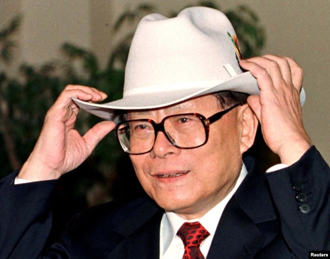 资料照：中国前领导人江泽民1997年11月访问加拿大时被赠予一顶牛仔帽。