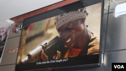 Salah satu adegan dalam film 'Watu wote' dalam pemutaran perdana di bioskop Junction, Nairobi, Kenya, Selasa 23/1 lalu. (R. Ombuor/VOA)