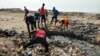 Les jeunes nettoient la plage et les airs de jeux de Bargny à Dakar, le 28 décembre 2020. (VOA/Seydina Aba Gueye)