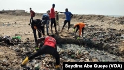 Les jeunes nettoient la plage et les airs de jeux de Bargny à Dakar, le 28 décembre 2020. (VOA/Seydina Aba Gueye)