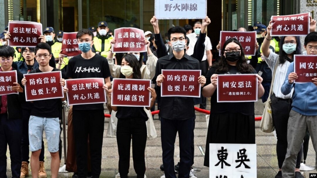 香港台灣學生在香港駐台北的經濟貿易文化辦事處外抗議中國人大製定港版國安法。（2020年5月28日）