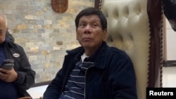 El expresidente filipino Rodrigo Duterte se sienta en una silla, en un lugar identificado como la Base Aérea Villamor, luego de que la Corte Penal Internacional le notificara una orden de arresto, en Metro Manila, Filipinas. 