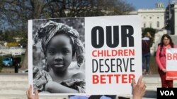 Une manifestation tenue dimanche 12 avril 2015 à Washington, Etats-Unis, pour réclamer la libération de 276 lycéennes enlevées un an plus tôt à Chibok au Nigéria.