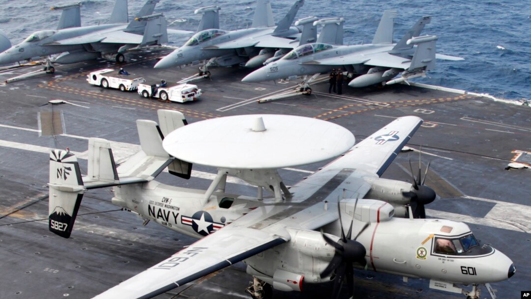 一架E-2C“鷹眼”空中預警機2012年6月24日美韓兩國在首爾西南黃海水域舉行聯合軍事演習時候降落在美國航空母艦“喬治.華盛頓”號的甲板上