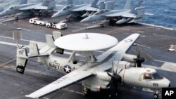 Chiến đấu cơ E-2C Hawkeye trên boong tàu sân bay USS George Washington trong cuộc tập trận quân sự Mỹ-Nam Triều Tiên trong vùng biển Hoàng Hải, tây nam Seoul.