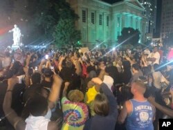 Протестующие в центре Луисвилля, штат Кентукки