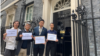 “蒲公英互助网络”总监郭子健(右二)等人到伦敦唐宁街首相府递交请愿信。(图片：郭子健提供)