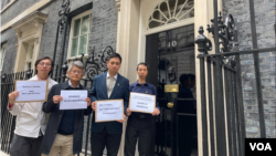 “蒲公英互助网络”总监郭子健(右二)等人到伦敦唐宁街首相府递交请愿信。(图片：郭子健提供)