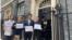 “蒲公英互助网络”总监郭子健(右二)等人到伦敦唐宁街首相府递交请愿信。(图片：郭子健提供)