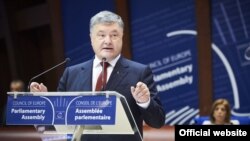 Le président Petro Porochenko face aux parlementaires ukrainiens le 11 octobre 2017.