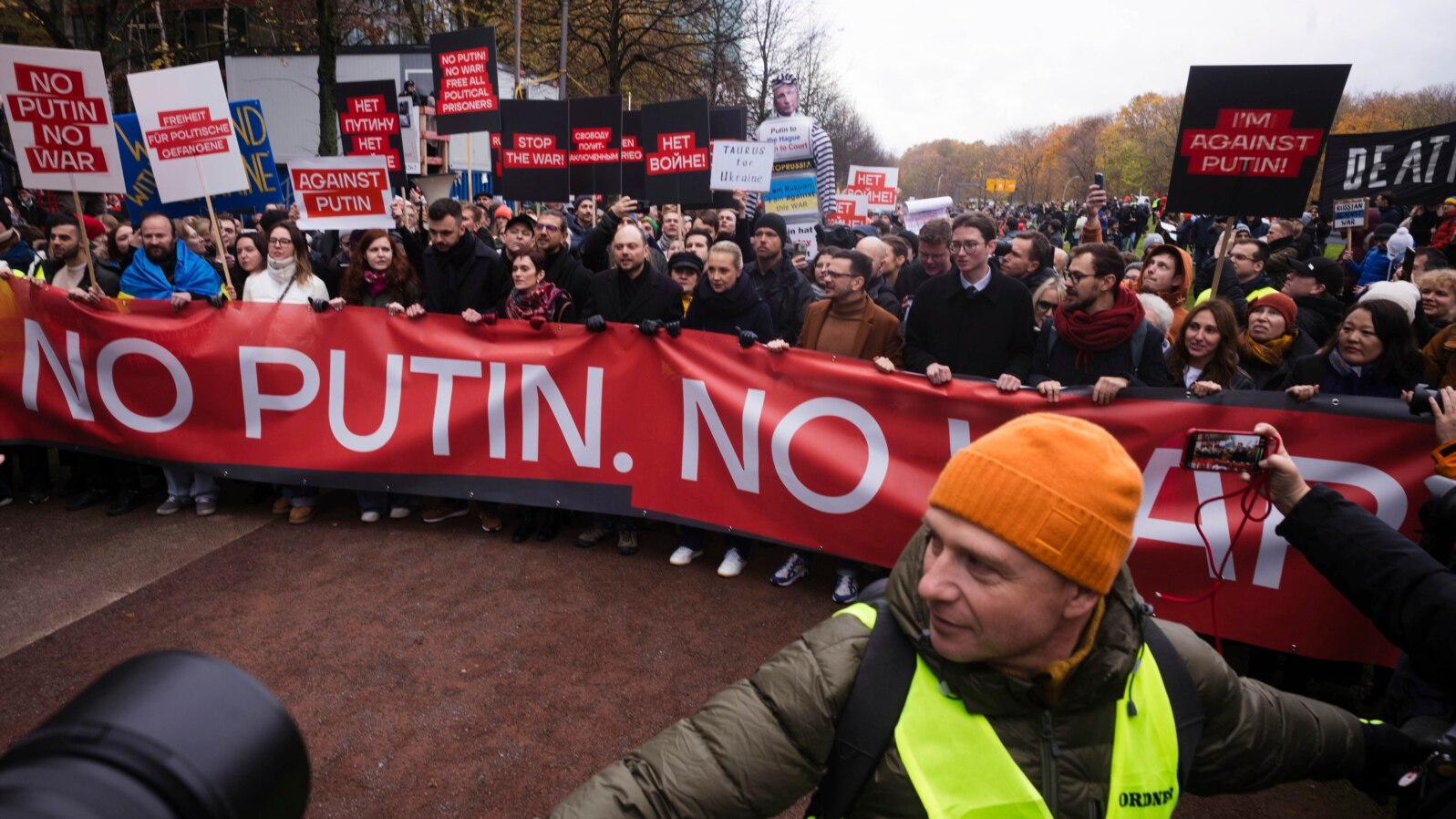 Julija Navalnaja , ruski opozicioni političari Vladimir Kara-Murza i Ilja Jašin predvode demonstracijeu Berlinu pod sloganom "Zaustavite Putina! Zaustavite rat", 17. novembra 2024. 