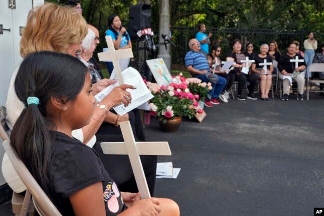 Los dolientes oran durante una vigilia conmemorativa en la Asociación de Trabajadores Agrícolas el miércoles 15 de mayo de 2024 en Apopka, Florida.