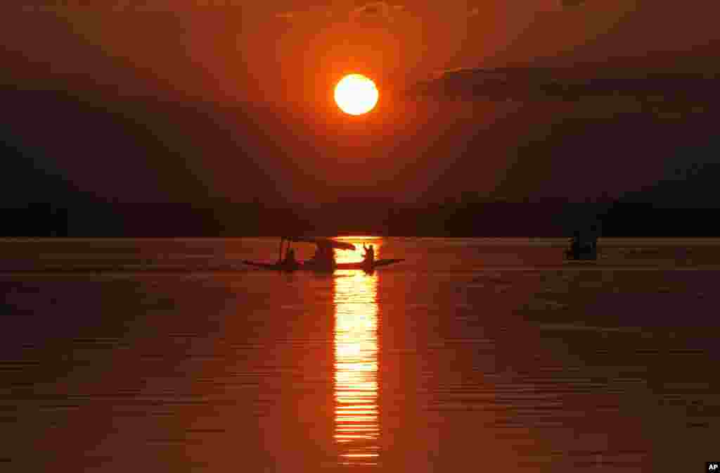Zalazak sunca na jezeru Dal u Srinagaru, Indija. 