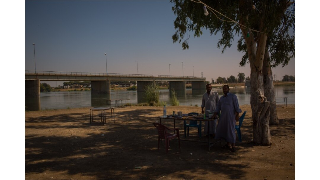 The old bridge of Raqqa over the Euphrates River is still cut in the middle since the battle with IS in 2017, Aug. 25, 2019 in Raqqa, Syria. (Yan Boechat/VOA)