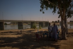 The old bridge of Raqqa over the Euphrates River is still cut in the middle since the battle with IS in 2017, Aug. 25, 2019 in Raqqa, Syria. (Yan Boechat/VOA)